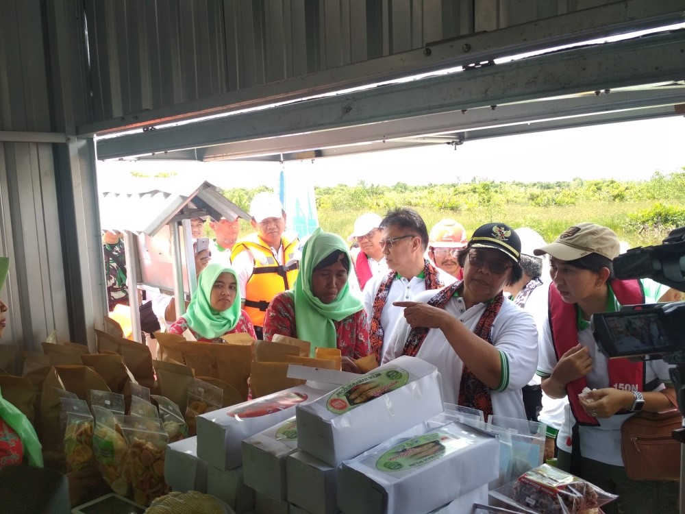Menteri LHK Borong Habis Produk Olahan ‘Kelompok Ibu Mandiri’ pada Peresmian  Kampung E-Mas Bayu dan E-Mbak Mina di Dusun Bondan - Cilacap